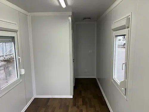 Bureau standard avec toilettes et deux fenêtres – Image 3