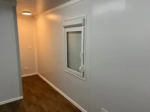 Bureau standard avec toilettes et deux fenêtres – Image 4