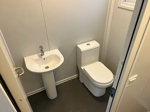 Bureau standard avec toilettes et deux fenêtres – Image 5