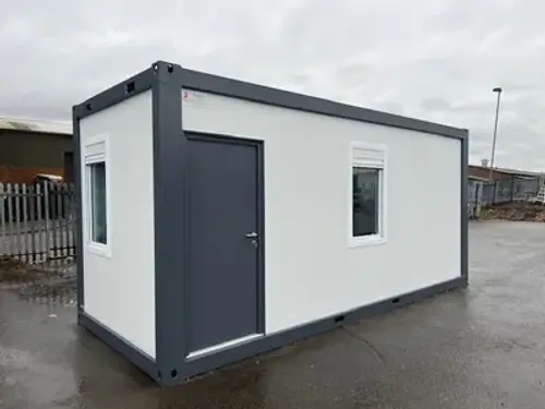 Bureau standard avec toilettes et deux fenêtres – Image 6