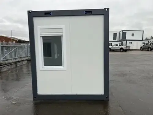 Bureau standard avec toilettes et deux fenêtres – Image 7