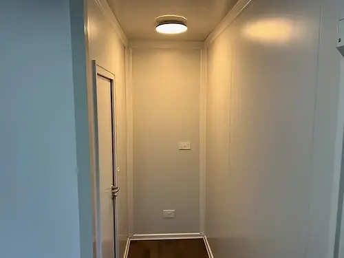 Bureau standard avec toilettes et deux fenêtres – Image 8