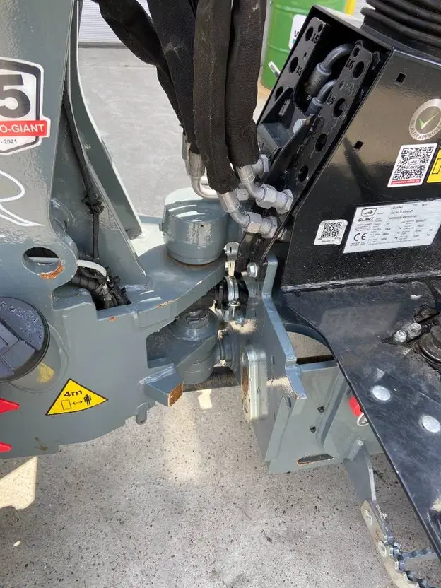 chargeur sur roues giant g 2700 x tra hd 2022 8180861 7