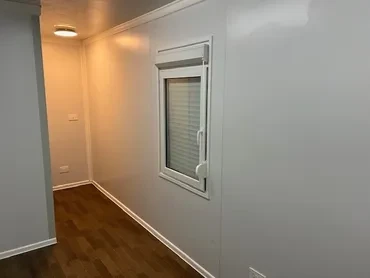 Bureau standard avec toilettes et deux fenêtres – Image 9