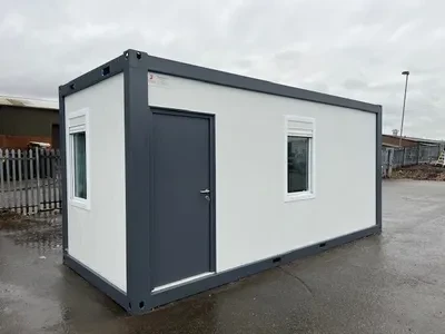 Bureau standard avec toilettes et deux fenêtres – Image 15