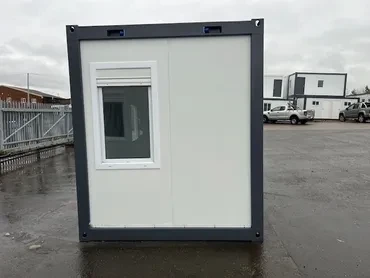 Bureau standard avec toilettes et deux fenêtres – Image 10