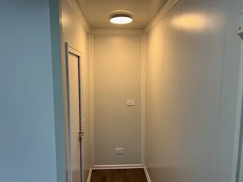 Bureau standard avec toilettes et deux fenêtres – Image 11