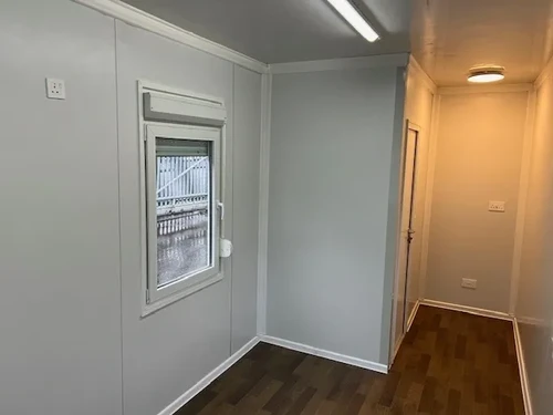 Bureau standard avec toilettes et deux fenêtres – Image 13